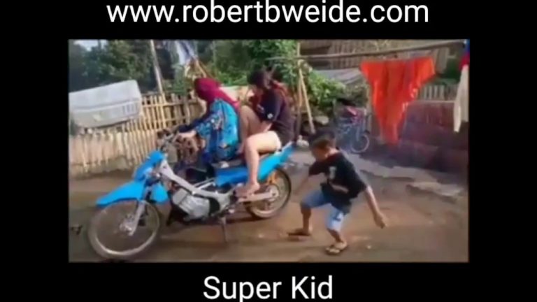 Robert B.Weide Season 2  Episode 15  – Super Kid